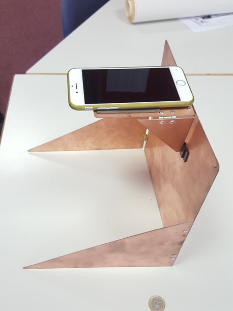 Ein selbstgebastelter Handy Halterung aus Pappkarton. Sehr elegant